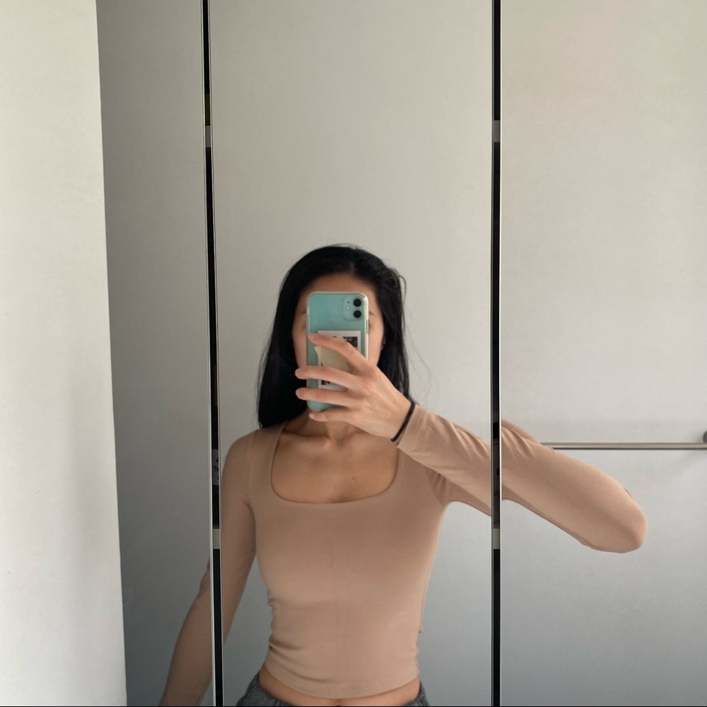 new abercrombie softAF cropped long sleeve top in nude/pink